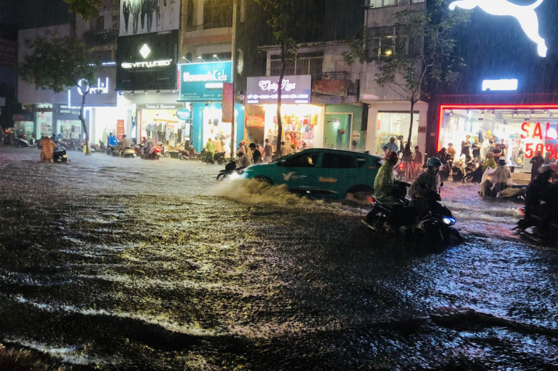 Mưa 30 phút, nhiều tuyến đường trung tâm Đà Nẵng ngập cục bộ