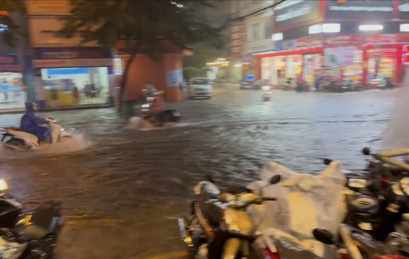 Mưa 30 phút, nhiều tuyến đường trung tâm Đà Nẵng đã ngập Mưa 30 phút, nhiều tuyến đường trung tâm Đà Nẵng đã ngập