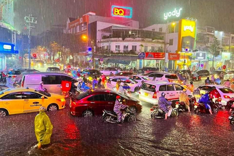 Mưa 30 phút, nhiều tuyến đường trung tâm Đà Nẵng ngập cục bộ Mưa 30 phút, nhiều tuyến đường trung tâm Đà Nẵng ngập cục bộ