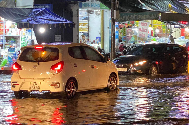 Mưa 30 phút, nhiều tuyến đường trung tâm Đà Nẵng ngập cục bộ