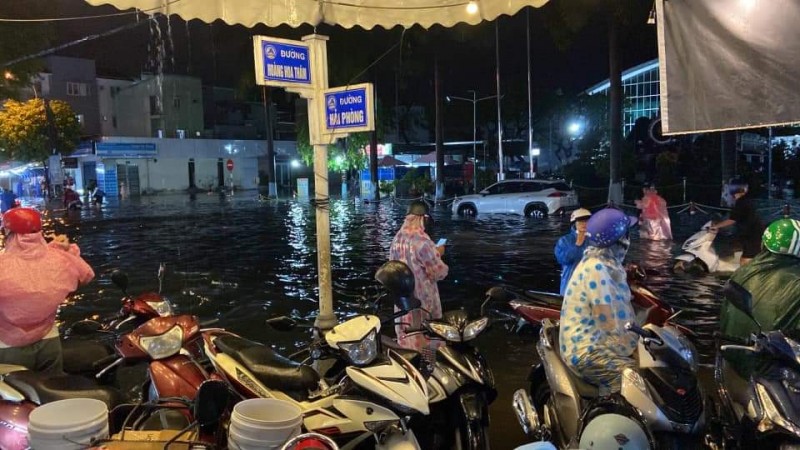 Mưa 30 phút, nhiều tuyến đường trung tâm Đà Nẵng ngập cục bộ Mưa 30 phút, nhiều tuyến đường trung tâm Đà Nẵng ngập cục bộ