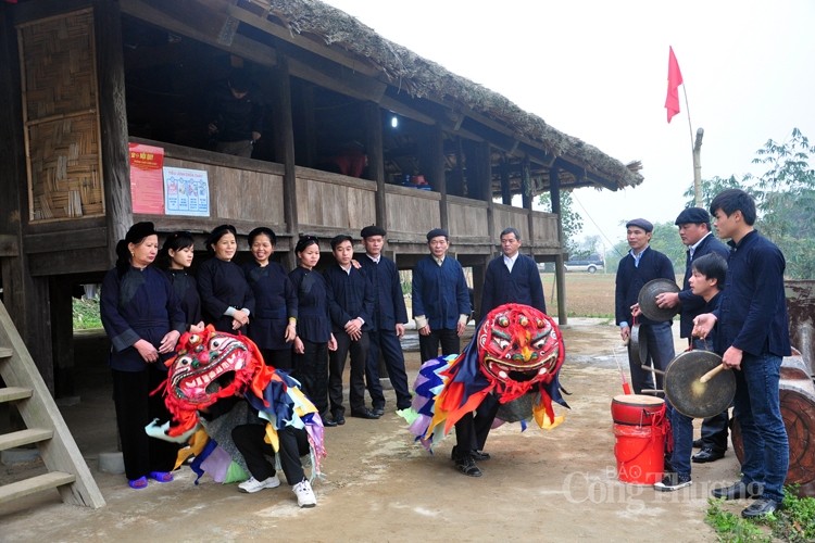 Nghệ nhân Hoàng Choóng đam mê, tâm huyết với đồ chơi dân gian sư tử mèo