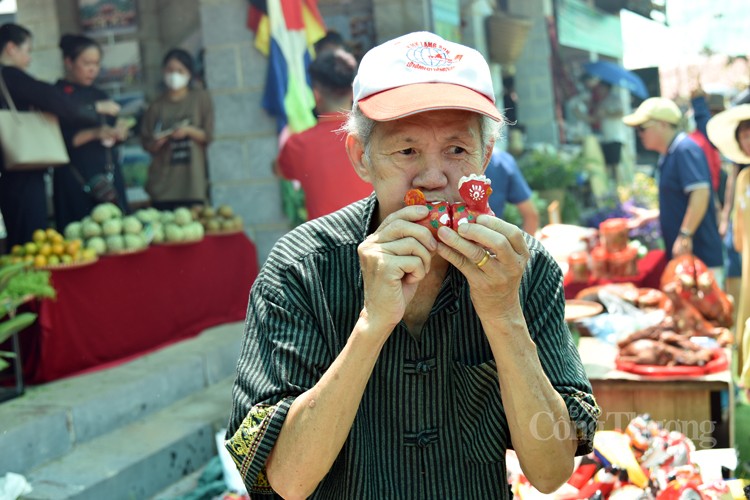 Nghệ nhân Hoàng Choóng đam mê, tâm huyết với đồ chơi dân gian sư tử mèo