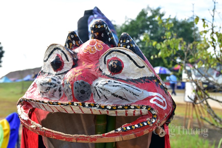 Nghệ nhân Hoàng Choóng đam mê, tâm huyết với đồ chơi dân gian sư tử mèo