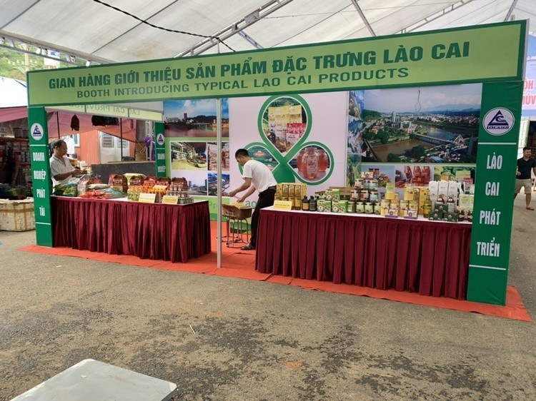 Phiên chợ nhằm kết nối, hỗ trợ tiêu thụ nông sản của các vùng miền (Ảnh: An An)