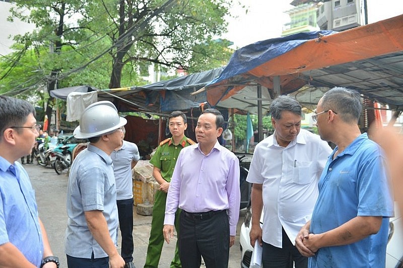 Phó Thủ tướng Chính phủ Trần Lưu Quang nghe báo cáo về vụ hỏa hoạn