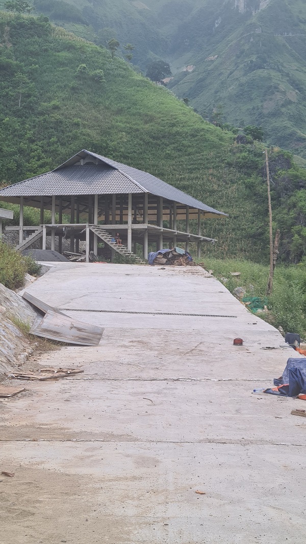 Cận cảnh công trình nhà sàn bê tông “khủng” xây dựng trái phép bên sông Nho Quế