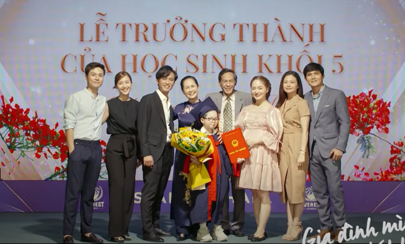 Cả nhà dự lễ trưởng thành của Long. Ảnh chụp màn hình 