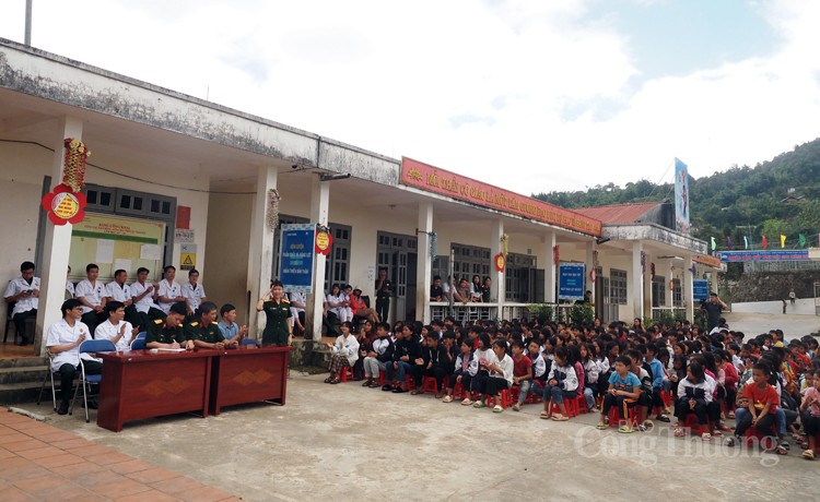 Lai Châu: Học sinh Trường Mồ Sì San được thăm khám, phát thuốc miễn phí dịp Tết Trung thu Lai Châu: Học sinh Trường Mồ Sì San được thăm khám, phát thuốc miễn phí dịp Tết Trung thu