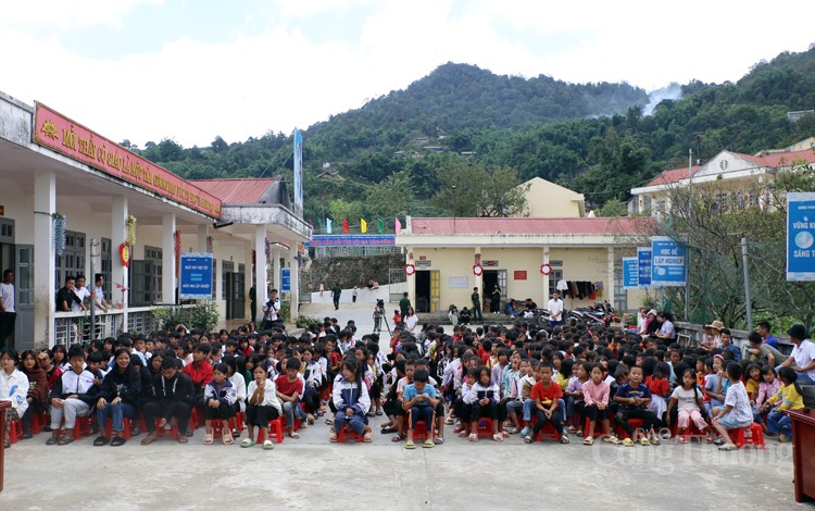 Lai Châu: Học sinh Trường Mồ Sì San được thăm khám, phát thuốc miễn phí dịp Tết Trung thu Lai Châu: Học sinh Trường Mồ Sì San được thăm khám, phát thuốc miễn phí dịp Tết Trung thu