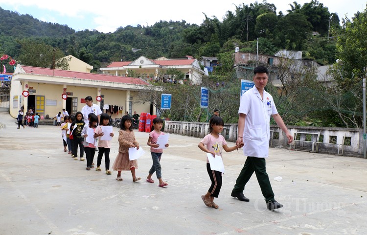 Lai Châu: Học sinh Trường Mồ Sì San được thăm khám, phát thuốc miễn phí dịp Tết Trung thu