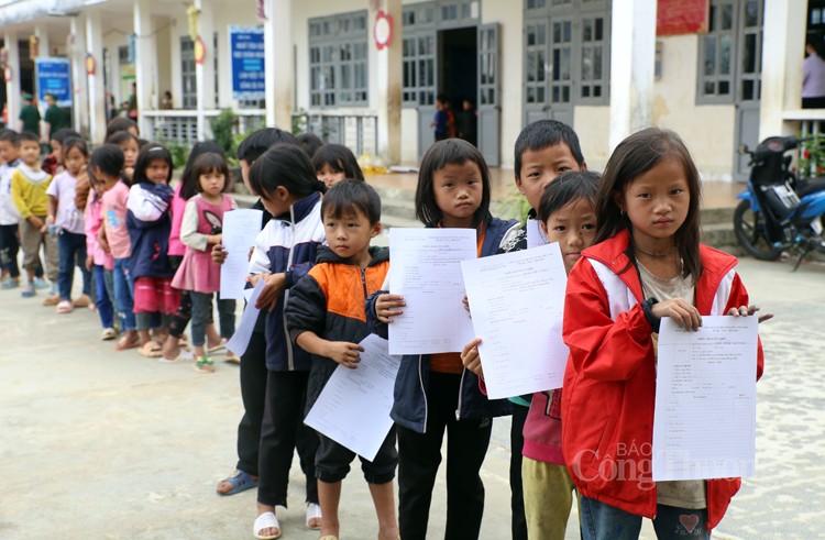 Lai Châu: Học sinh Trường Mồ Sì San được thăm khám, phát thuốc miễn phí dịp Tết Trung thu Lai Châu: Học sinh Trường Mồ Sì San được thăm khám, phát thuốc miễn phí dịp Tết Trung thu
