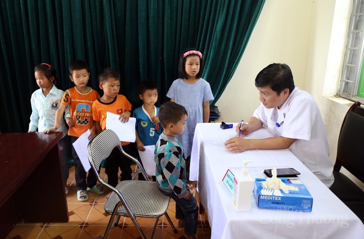 Lai Châu: Học sinh Trường Mồ Sì San được thăm khám, phát thuốc miễn phí dịp Tết Trung thu Lai Châu: Học sinh Trường Mồ Sì San được thăm khám, phát thuốc miễn phí dịp Tết Trung thu