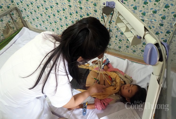 Lai Châu: Học sinh Trường Mồ Sì San được thăm khám, phát thuốc miễn phí dịp Tết Trung thu Lai Châu: Học sinh Trường Mồ Sì San được thăm khám, phát thuốc miễn phí dịp Tết Trung thu