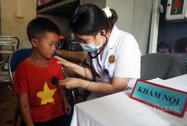 Lai Châu: Học sinh Trường Mồ Sì San được thăm khám, phát thuốc miễn phí dịp Tết Trung thu Lai Châu: Học sinh Trường Mồ Sì San được thăm khám, phát thuốc miễn phí dịp Tết Trung thu