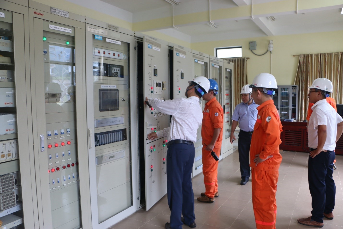 Kiểm tra hệ thống thiết bị tại trạm phân phối 220kV