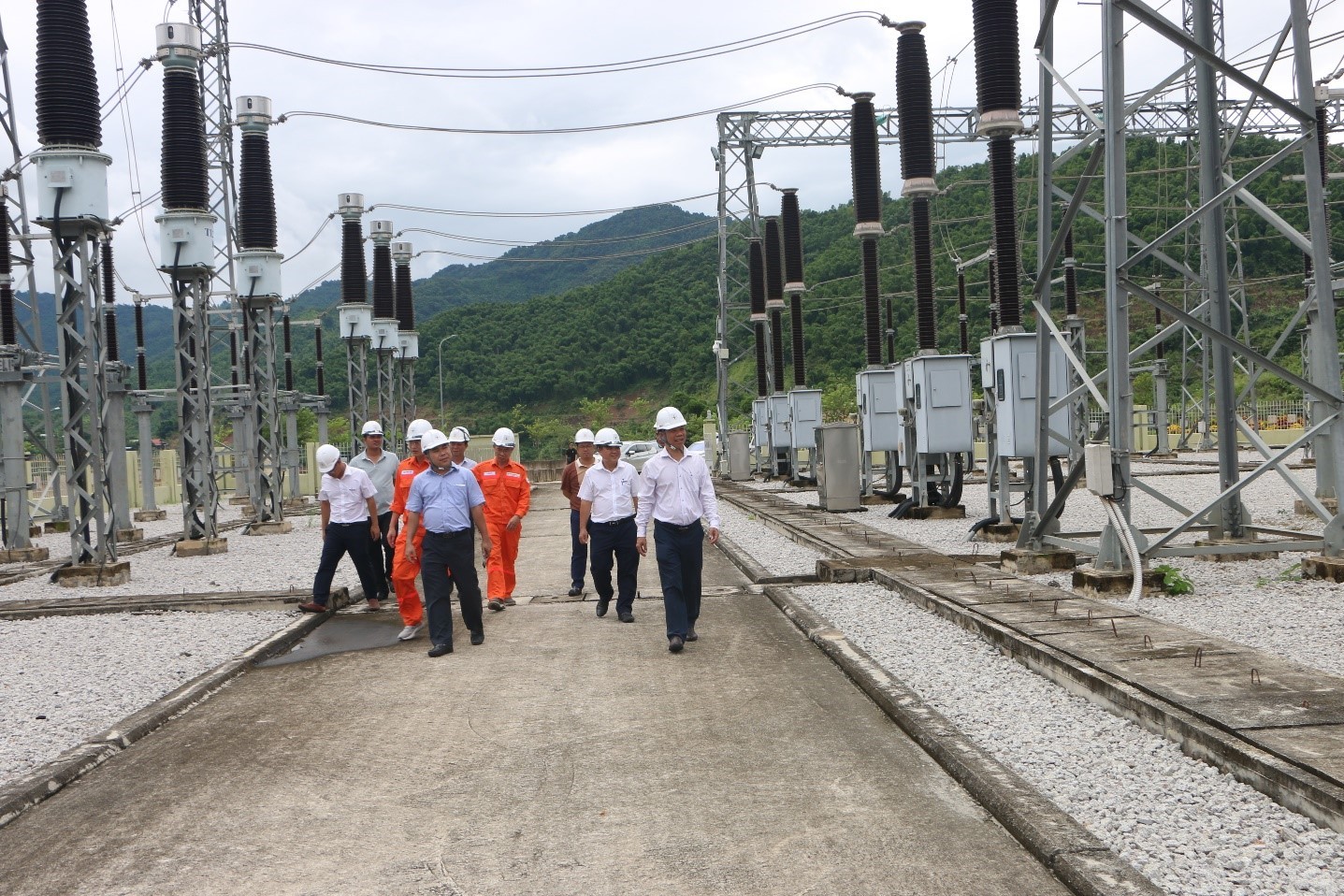 Đoàn kiểm tra hệ thống thiết bị trạm phân phối 220KV