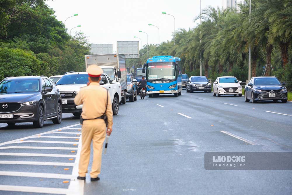 “Thời gian tới, Đội CSGT số 6 sẽ thường xuyên bố trí cán bộ chiến sĩ trực chốt tại các lối ra Đại lộ Thăng Long, kiên quyết xử lý các trường hợp vi phạm. Ngoài ra chúng tôi cũng sẽ thay đổi khung giờ xử lý và địa điểm một cách linh hoạt.” - Thiếu tá Phạm Văn Luyến - Phó Đội trưởng Đội CSGT đường bộ số 6 cho hay. 