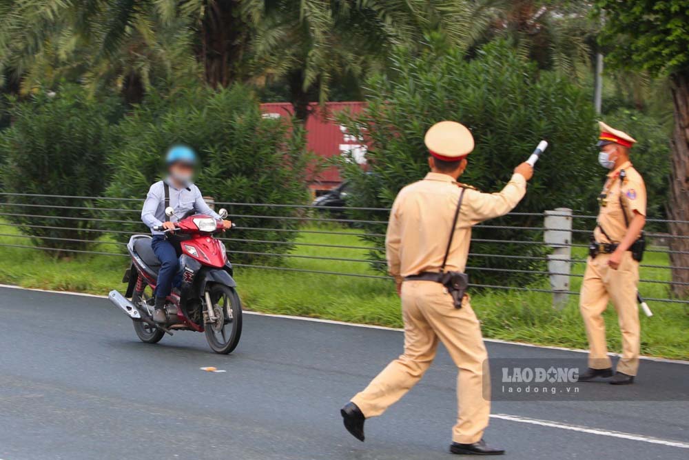 Để xử lý tình trạng trên, ngày 18.9, Đội CSGT đường bộ số 6 (Đội 6, Phòng CSGT Công an TP Hà Nội) đã tăng cường lực lượng, ra quân xử lý phương tiện vi phạm.