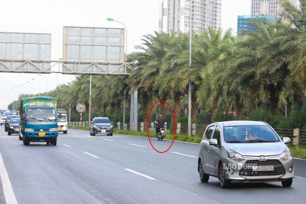 Làn đường cho phép ôtô chạy với tốc độ 80km/h, tuy nhiên, khi gặp CSGT, nhiều tài xế vẫn bất chấp nguy hiểm chạy ngược chiều.