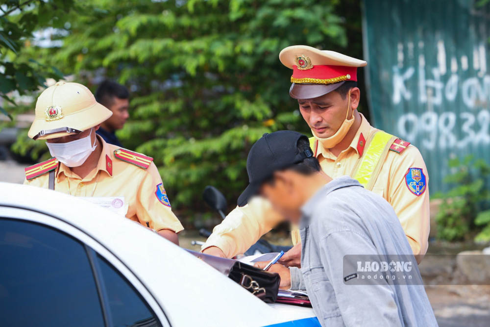 “Đường bên ngoài vào giờ cao điểm khá tắc, tôi thấy nhiều người đi vào cao tốc nên cũng vào theo.” - Chị N.T.P (trú tại Quốc Oai) cho hay.