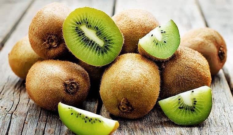 Một quả kiwi cỡ trung bình cung cấp tới 97% lượng vitamin C. Ảnh minh họa