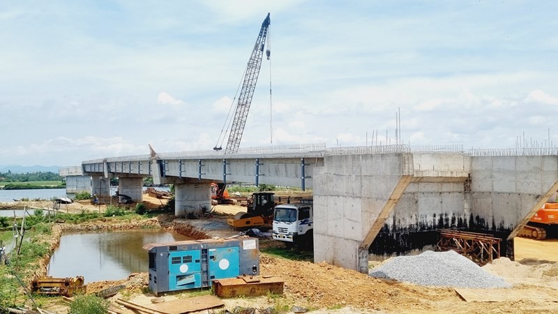 Cận cảnh loạt công trình trăm tỉ "đắp chiếu" tại Quảng Nam Cận cảnh loạt công trình trăm tỉ "đắp chiếu" tại Quảng Nam