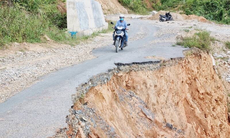 Cận cảnh loạt công trình trăm tỉ "đắp chiếu" tại Quảng Nam Cận cảnh loạt công trình trăm tỉ "đắp chiếu" tại Quảng Nam