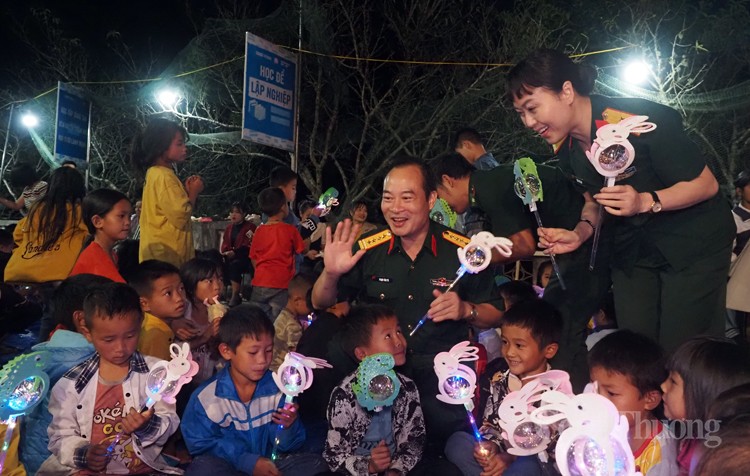 Đêm hội “Trăng thu biên cương” tại xã Mồ Sì San Đêm hội “Trăng thu biên cương” tại xã Mồ Sì San