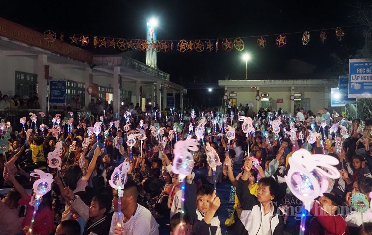 Đêm hội “Trăng thu biên cương” tại xã Mồ Sì San Đêm hội “Trăng thu biên cương” tại xã Mồ Sì San
