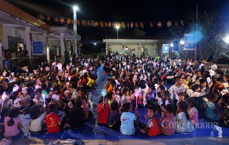 Đêm hội “Trăng thu biên cương” tại xã Mồ Sì San Đêm hội “Trăng thu biên cương” tại xã Mồ Sì San