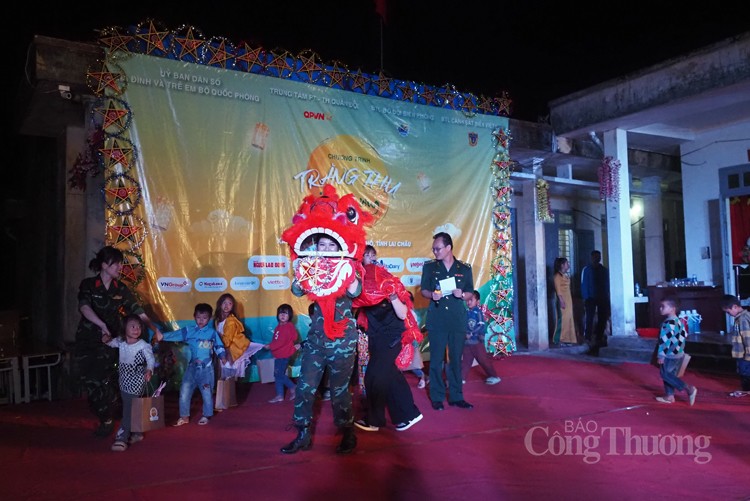 Đêm hội “Trăng thu biên cương” tại xã Mồ Sì San Đêm hội “Trăng thu biên cương” tại xã Mồ Sì San
