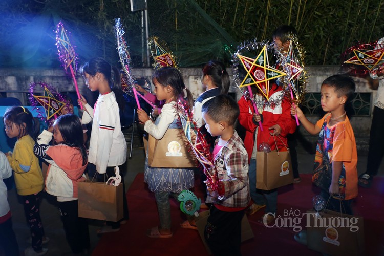 Đêm hội “Trăng thu biên cương” tại xã Mồ Sì San Đêm hội “Trăng thu biên cương” tại xã Mồ Sì San