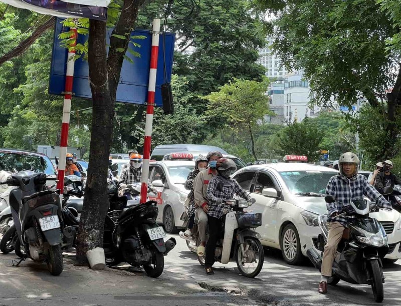 Vỉa hè, lòng đường Hà Nội vẫn "đâu vào đấy" sau nhiều đợt ra quân xử lý Vỉa hè, lòng đường Hà Nội vẫn "đâu vào đấy" sau nhiều đợt ra quân xử lý
