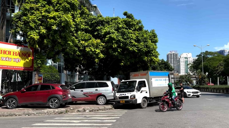 Vỉa hè, lòng đường Hà Nội vẫn "đâu vào đấy" sau nhiều đợt ra quân xử lý