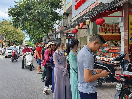 Hải Phòng: Xếp hàng, ngủ gật... chờ mua bánh trung thu