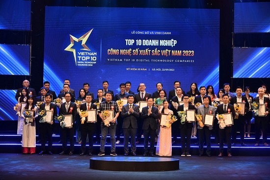 vinh danh top 10 doanh nghiep cong nghe so xuat sac viet nam 2023