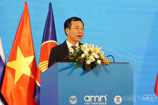 thong tin thi qua nhieu nhung tri thuc va su thau hieu thi lai dang co xu the it di