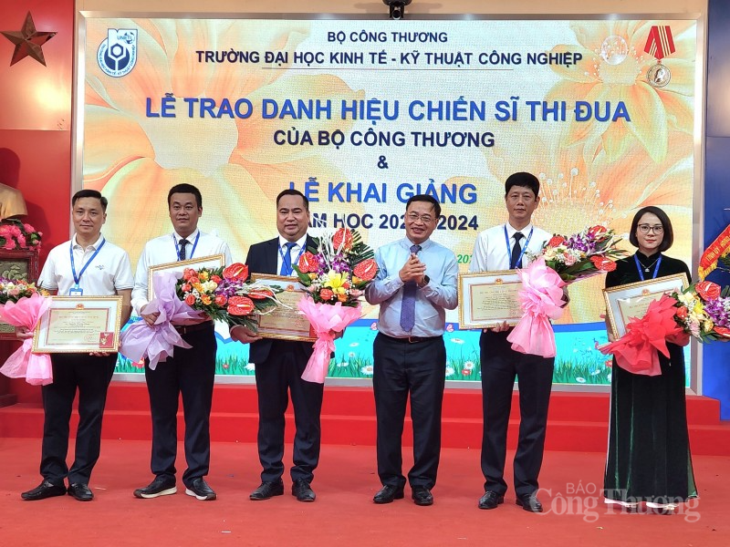 Trường Đại học Kinh tế - Kỹ thuật Công nghiệp tổ chức Lễ khai giảng năm học 2023