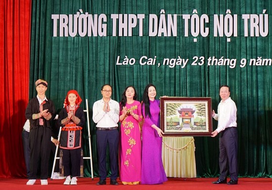 Chủ tịch nước Võ Văn Thưởng thăm và tặng quà học sinh Trường THPT Dân tộc Nội trú tỉnh Lào Cai