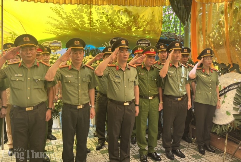 Đại tá Trần Văn Phúc - Giám đốc Công an tỉnh Thái Bình và đoàn công tác của Công an tỉnh viếng Trung úy Đỗ Văn Tú. Ảnh: CACC