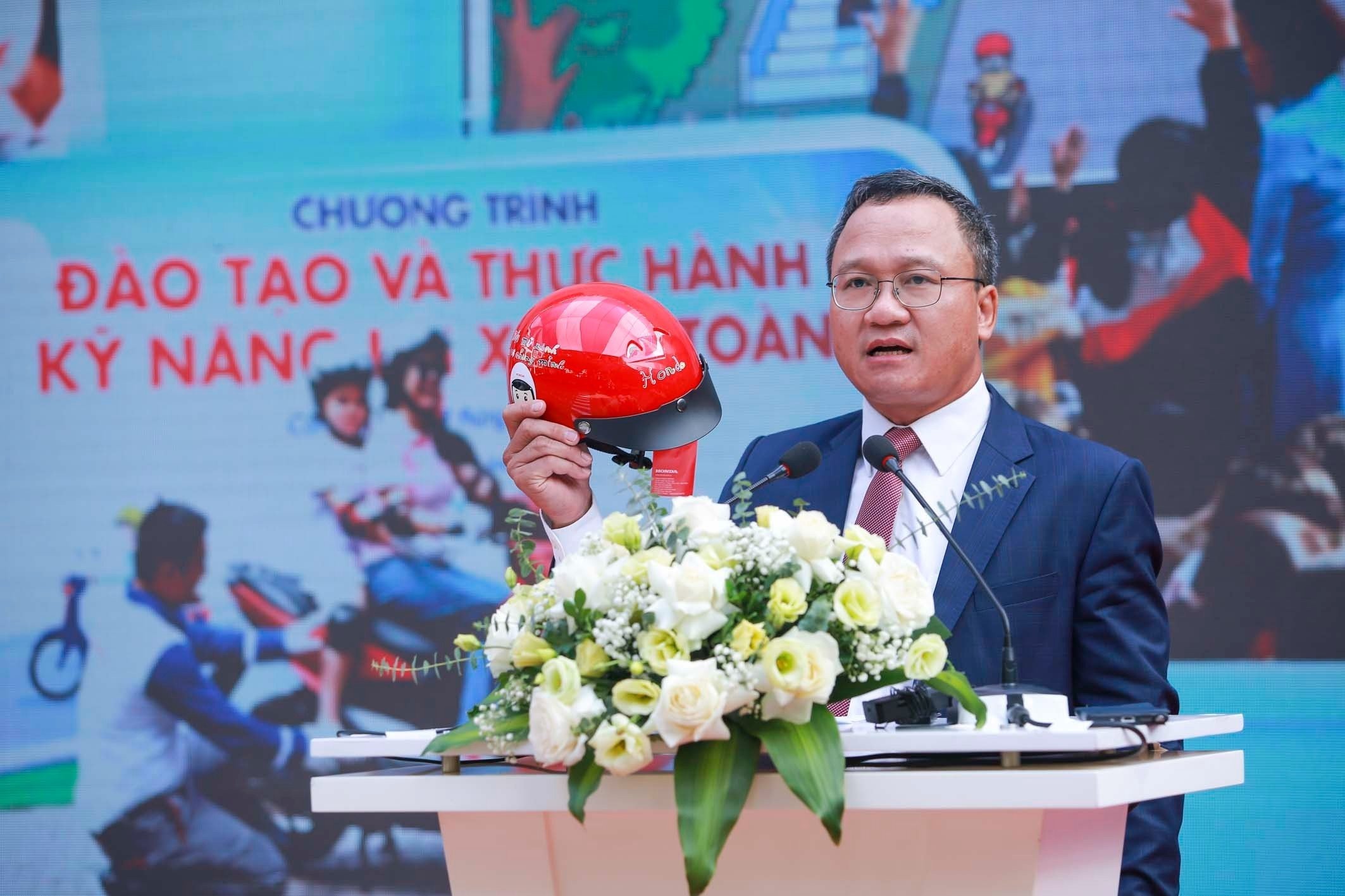 Trao tặng 2 triệu mũ bảo hiểm cho học sinh lớp 1 trên toàn quốc