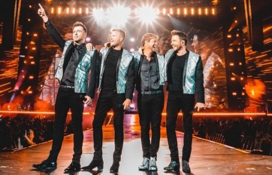 Săn vé xem concert Westlife: Website bán vé gặp lỗi, khán giả "khóc dở mếu dở"