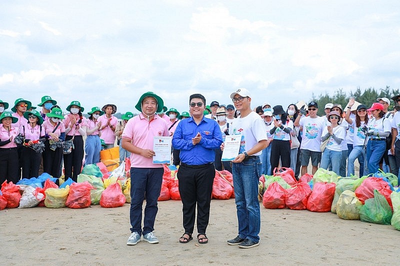 Tình nguyện viên C.P. Việt Nam tham gia chiến dịch làm sạch bãi biển 2023