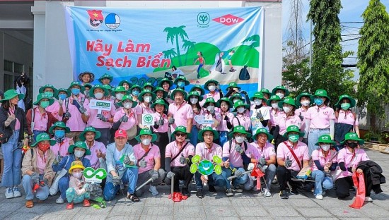 tinh nguyen vien cp viet nam tham gia chien dich lam sach bai bien 2023