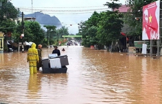 Nghệ An: Sạt lở đất khiến 3 nhà bị vùi lấp, lũ lớn nhiều địa phương gấp rút di dời người dân