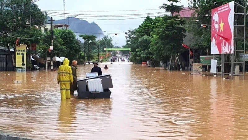 Nghệ An: Sạt lở đất khiến 3 nhà bị vùi lấp, lũ lớn nhiều địa phương gấp rút di dời người dân