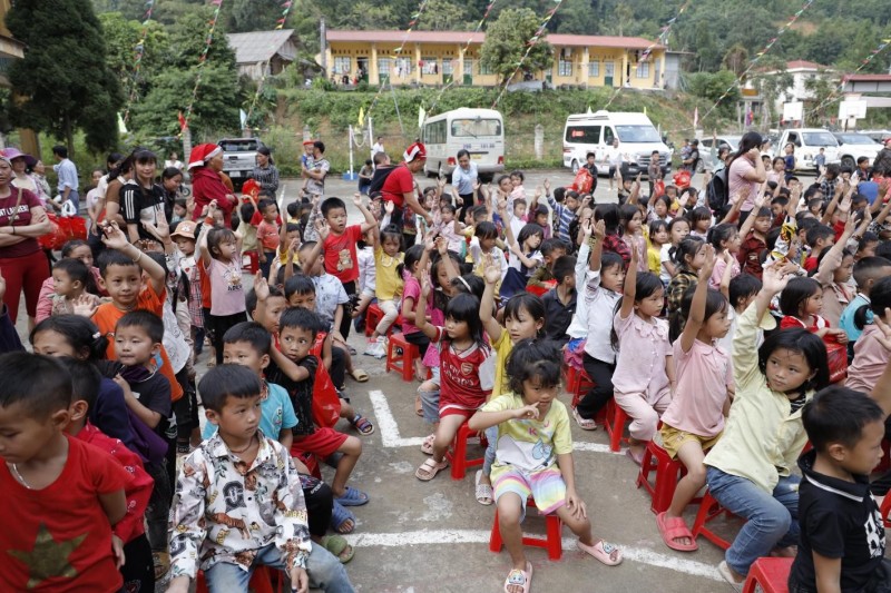 “Lan tỏa yêu thương” đến trẻ em nghèo vùng cao Tây Bắc