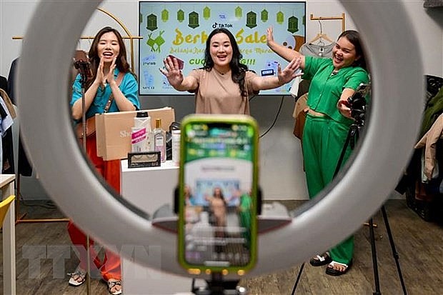 Một phụ nữ livestream bán hàng trên ứng dụng TikTok ở Jakarta, Indonesia. (Ảnh: AFP/TTXVN)