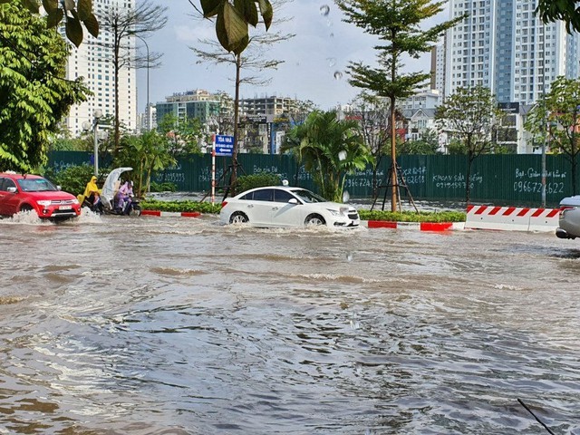 Thành phố Hà Nội mưa lớn nhiều tuyến đường ngập sâu